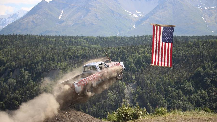 Carro é lançado de penhasco em evento no Alasca