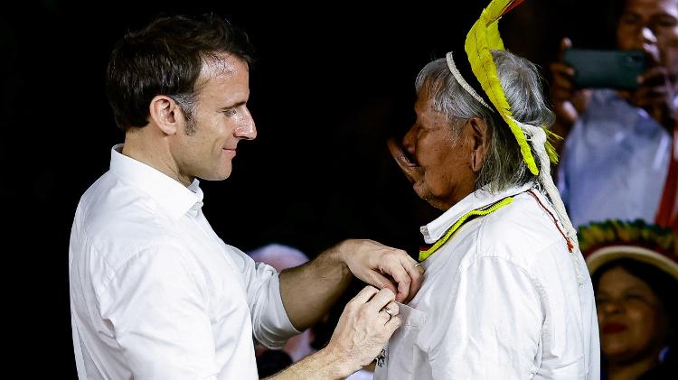 Presidente francês Macron condecora líder indígena Raoni com a mais alta honraria francesa