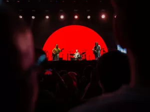 Em show de despedida no Coala Festival, trio O Terno mostra sua pegada rock