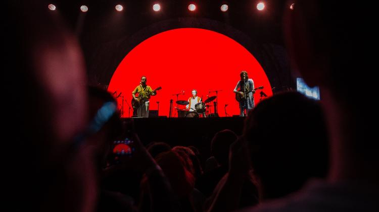 Público se despede do trio O Terno em show no Coala Festival 2024