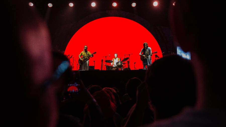 Público se despede do trio O Terno em show no Coala Festival 2024 - Divulgação