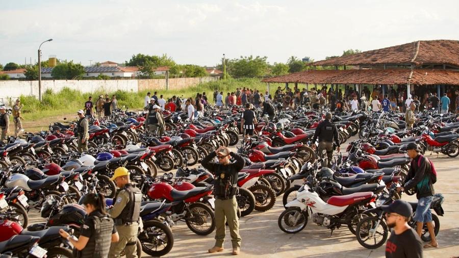 Quase 100 motos foram apreendidas pela polícia civil do Piauí em "rolezinho" Quase 100 motos foram apreendidas pela polícia civil do Piauí em "rolezinho"