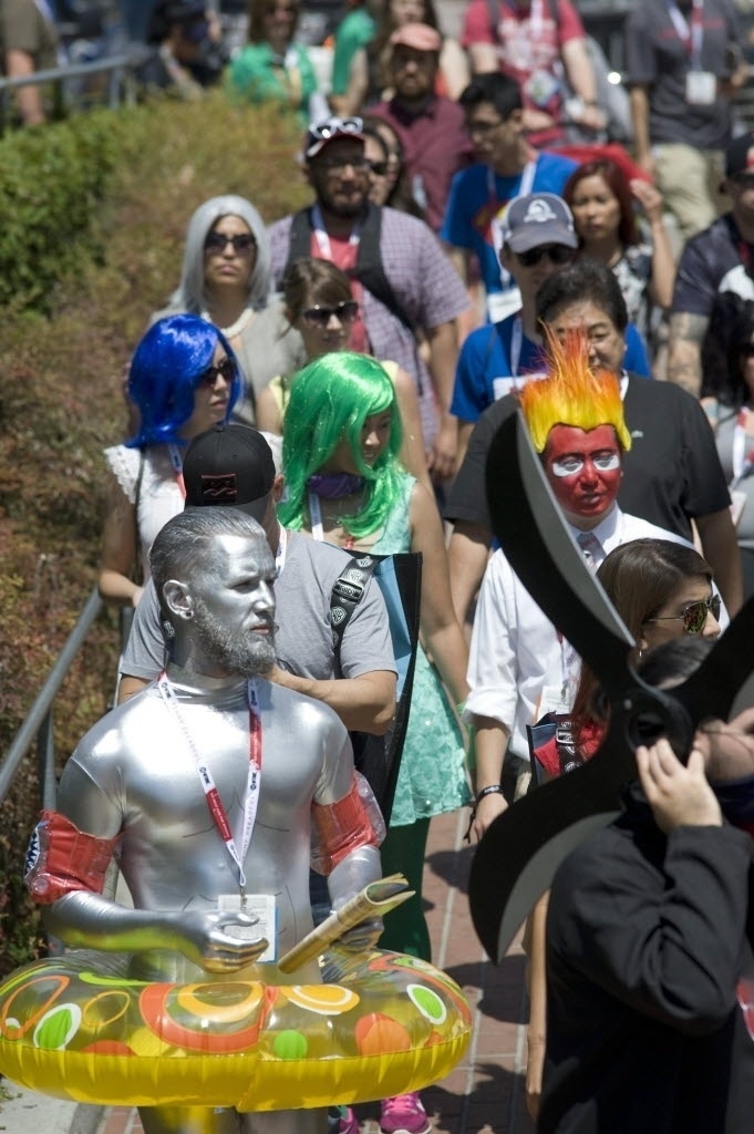 O Surfista Prateado deixou a prancha em casa e saiu usando uma boia na Comic-Con 2015, em San Diego, nos Estados Unidos - David Maung/EFE/EPA
