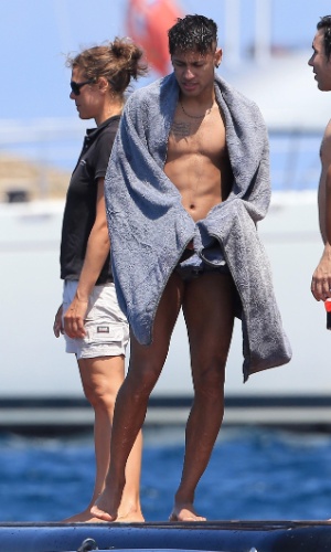 28.jul.2015 - Neymar se enxuga após mergulho no mar em Ibiza, na Espanha