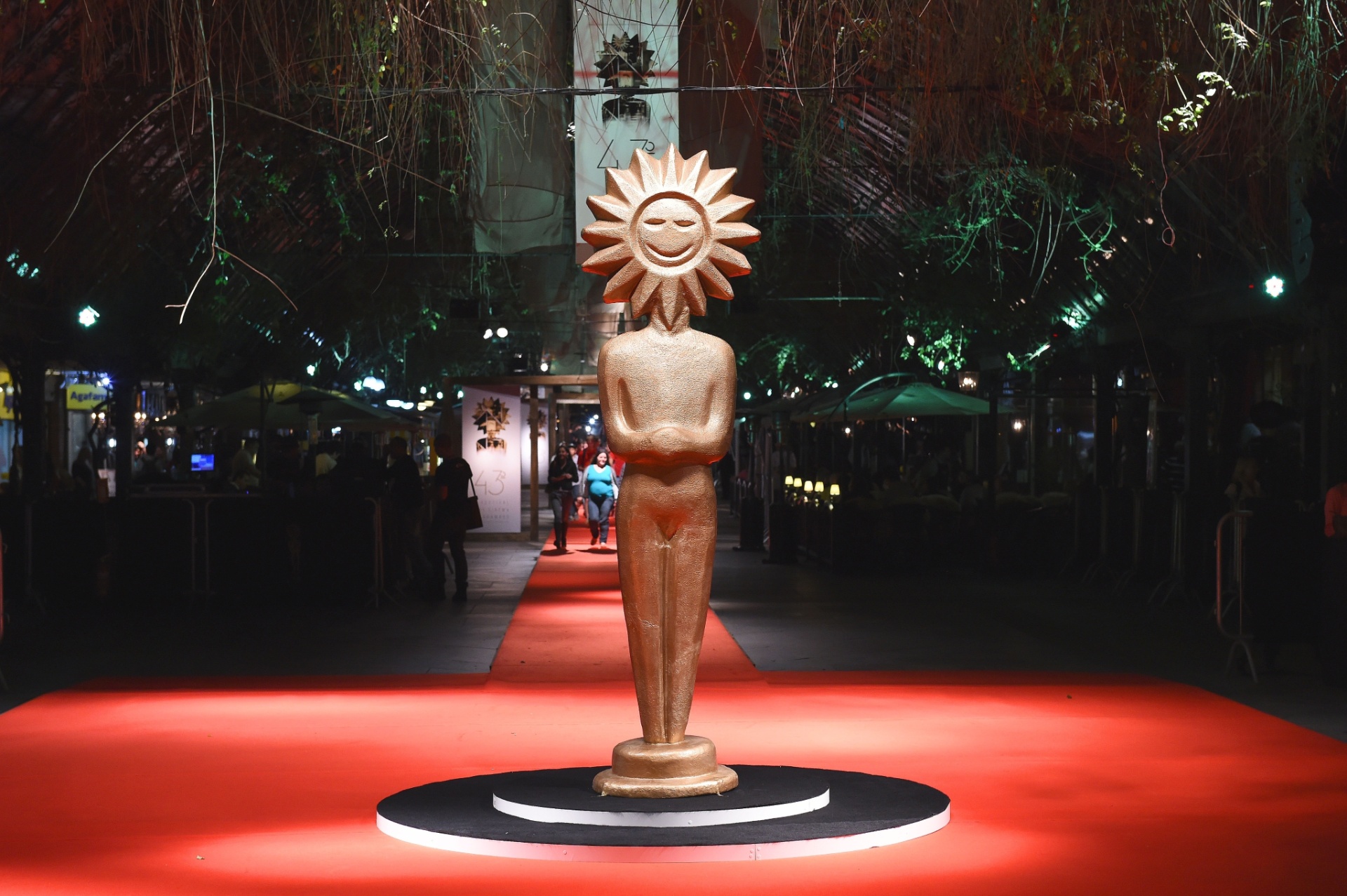 06.ago.2015 - O prêmio Kikito decora o tapete vermelho do 43º Festival de Cinema de Gramado - Edison Vara/Agência PressPhoto