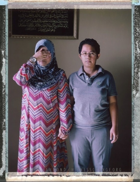 E e Z são um casal de lésbicas da Malásia, na Ásia - Robin Hammond