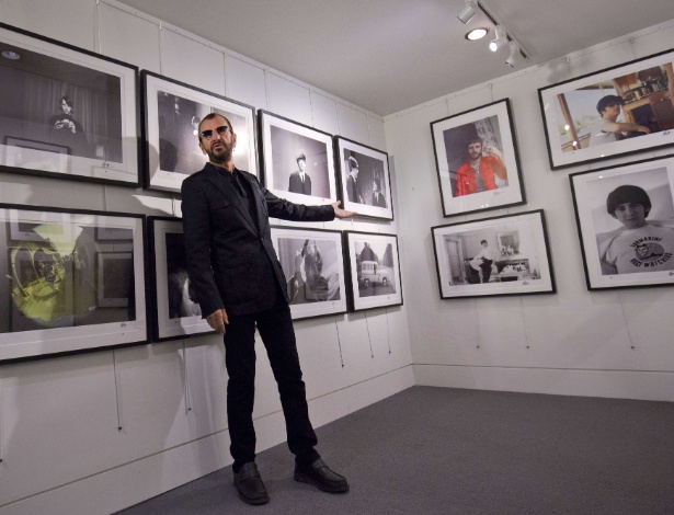 O músico e ex-Beatle Ringo Starr posa na abertura de uma mostra de fotografias que Starr fez ao longo de sua vida, na National Portrait Gallery de Londres - Justin Tallis/AFP Photo