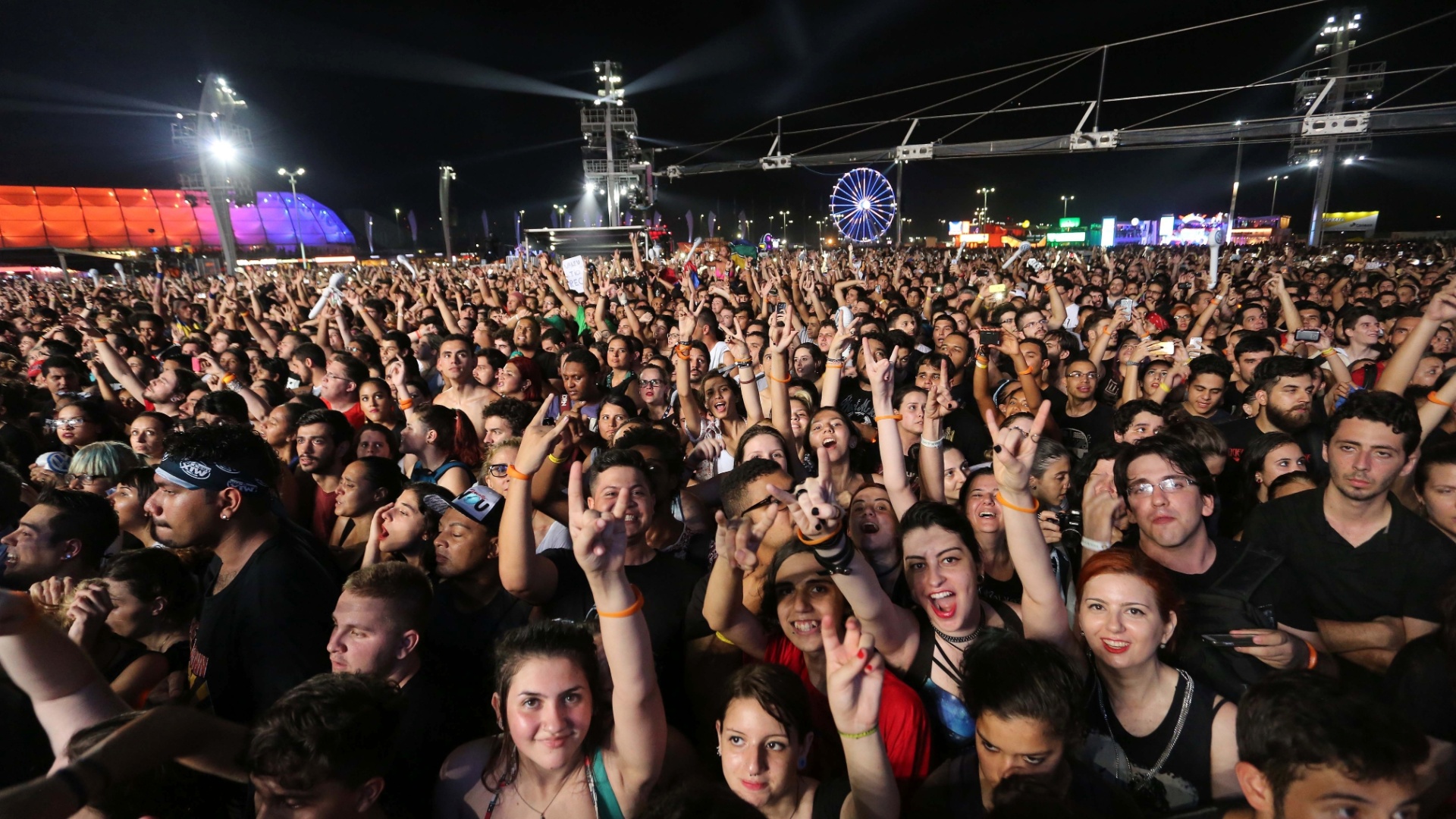 24.set.2015 - Público curte o show do CPM 22 no palco Mundo - Fernando Maia/UOL