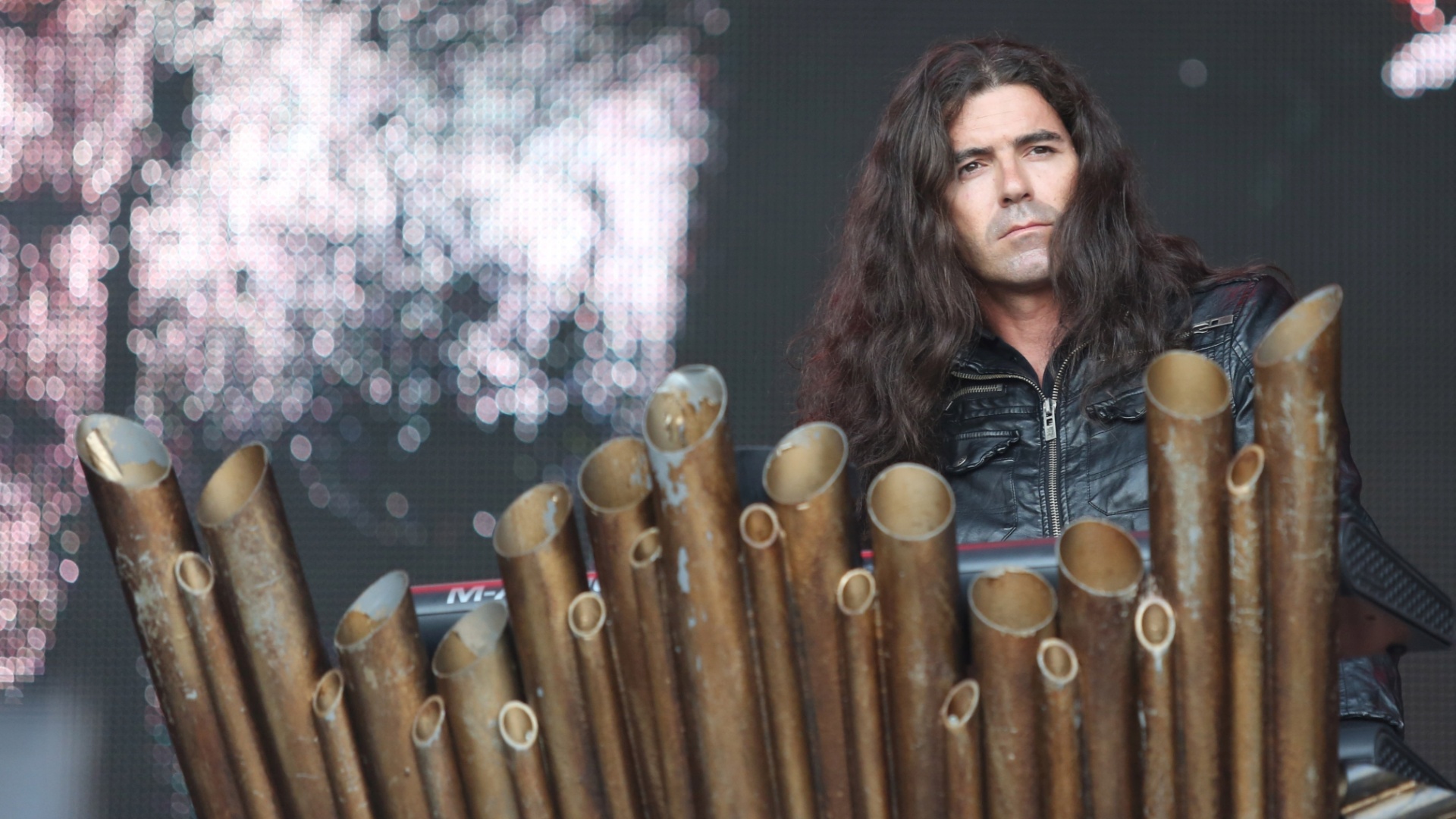 25.set.2015 - A banda portuguesa Moonspell, um dos maiores nomes do gothic metal, toca com Derek Green, vocalista do Sepultura, no palco Sunset, durante o quinto dia do festival Rock in Rio 2015. - Marco Antônio Teixeira/UOL