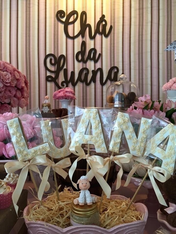 Detalhe do cachepô de louça, recheado com biscoitos decorados no palito da Maura Diniz (instagram.com/mauradiniz),  formando o nome da bebê. As peças decorativas deste chá de fraldas foram alugadas nas lojas Le Parti Locações (instagram.com/lepartiloc), Alugue Para Festas (instagram.com/alugueparafestas) e Objeto Único (instagram.com/objetounico) - Divulgação