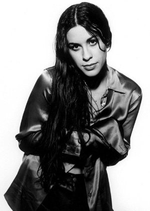 Alanis Morissette em imagem de divulgação de 1995 - Reprodução - Reprodução