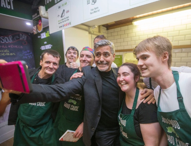 George Clooney faz selfie com trabalhadores do Social Bite Cafe - Jeff Holmes/EFE