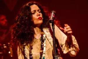 Carol Fazu em cena do monólogo musical "Janis" - Milena Vasconcelos