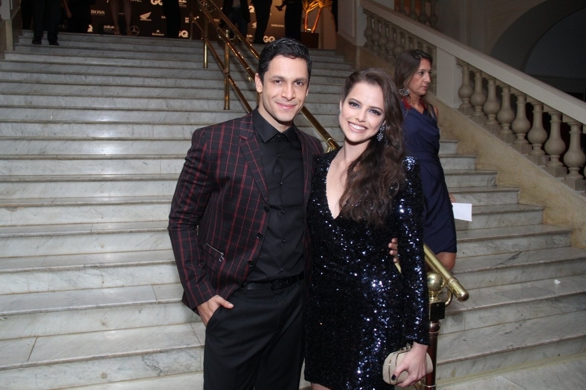 26.nov.2015 - Companheiros de elenco em "Verdades Secretas", Rainer Cadete e Agatha Moreira posam juntos no Copacana Palace, em festa da revista "GQ" - Thyago Andrade/Photo Rio News