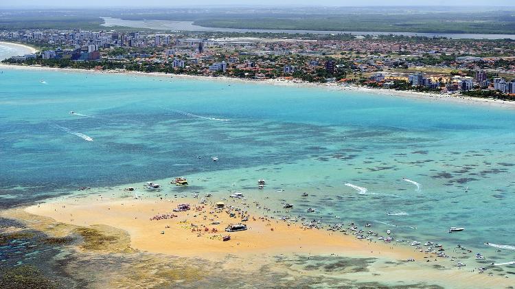 Areia Vermelha, ilha com 1,5km de extensão, e ao fundo o município de Cabedelo Areia Vermelha, ilha com 1,5km de extensão, e ao fundo o município de Cabedelo