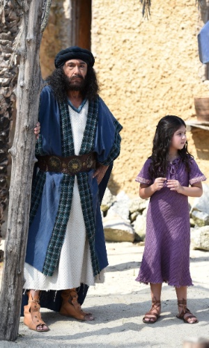 Jetro (Paulo Figueiredo) e Betânia criança (Alessandra Trápaga) em cena de flashback de "Os Dez Mandamentos - Nova Temporada"
