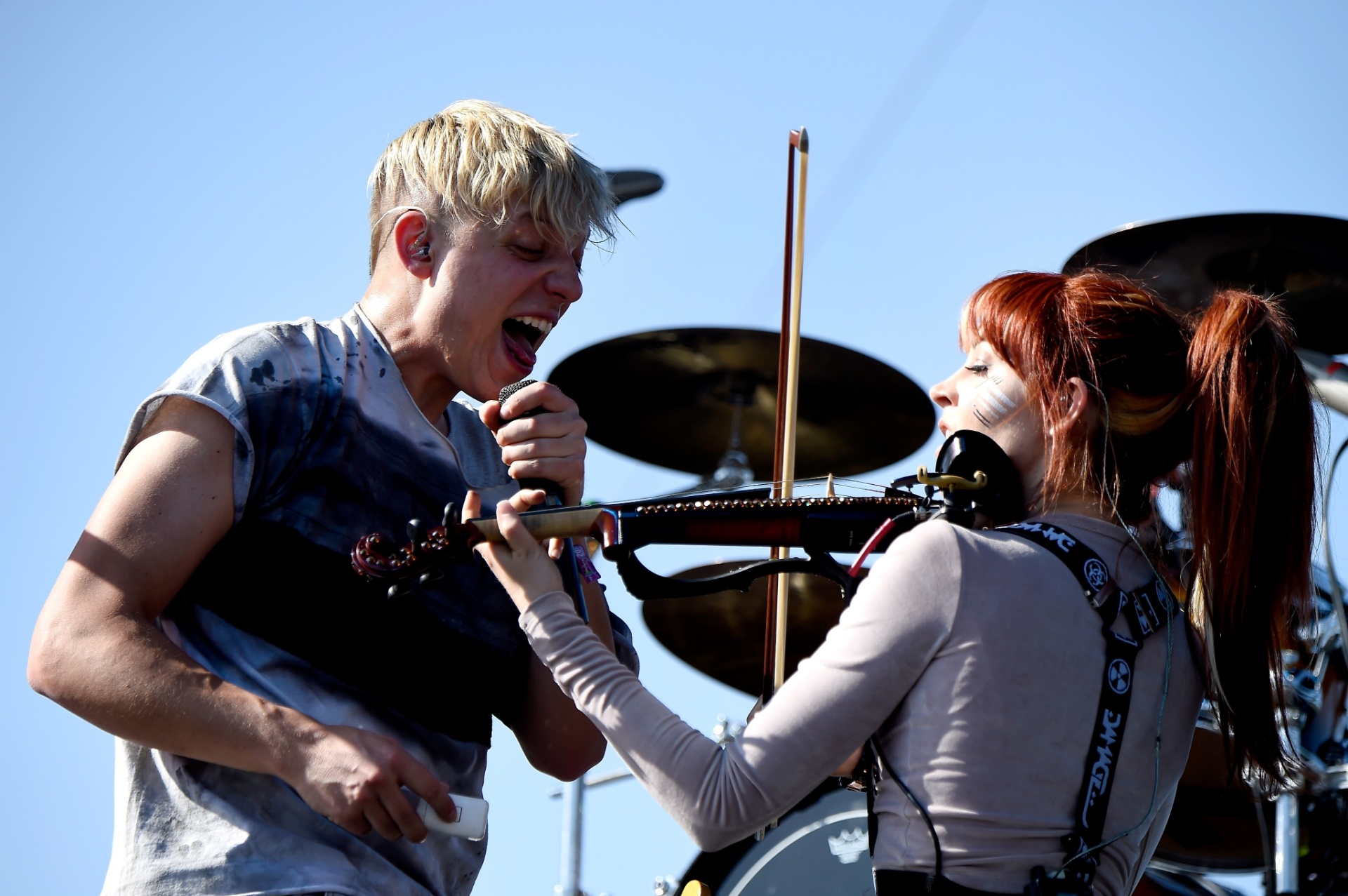 15.abr.2016 - O cantor norte-americano e artista de música eletrônica Robert Delong se apresenta no primeiro dia do Coachella Festival 2016, em Indio, Califórnia - Getty Images