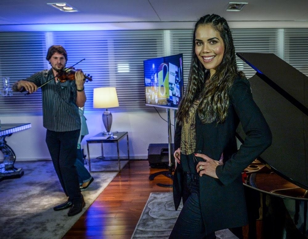 2.mai.2016 - Daniela Albuquerque posa para fotos ao chegar à festa de lançamento da nova programação da RedeTV! - Francisco Cepeda/AgNews