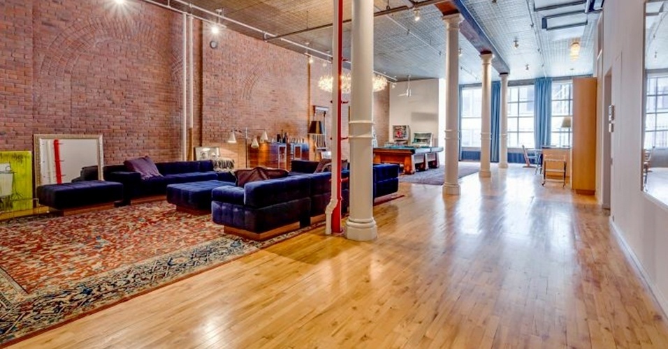 O cantor Adam Levine e a modelo Behati Prinsloo colocaram à venda por US$ 5.5 milhões (cerca de R$ 20 milhões, de acordo com a cotação de 4.maio.2016) o loft onde moram no Soho, em Nova York (EUA). Os dois se mudaram para a residência em 2014, depois de se casarem em Los Cabos, México - Oxford Property Group/ Reprodução