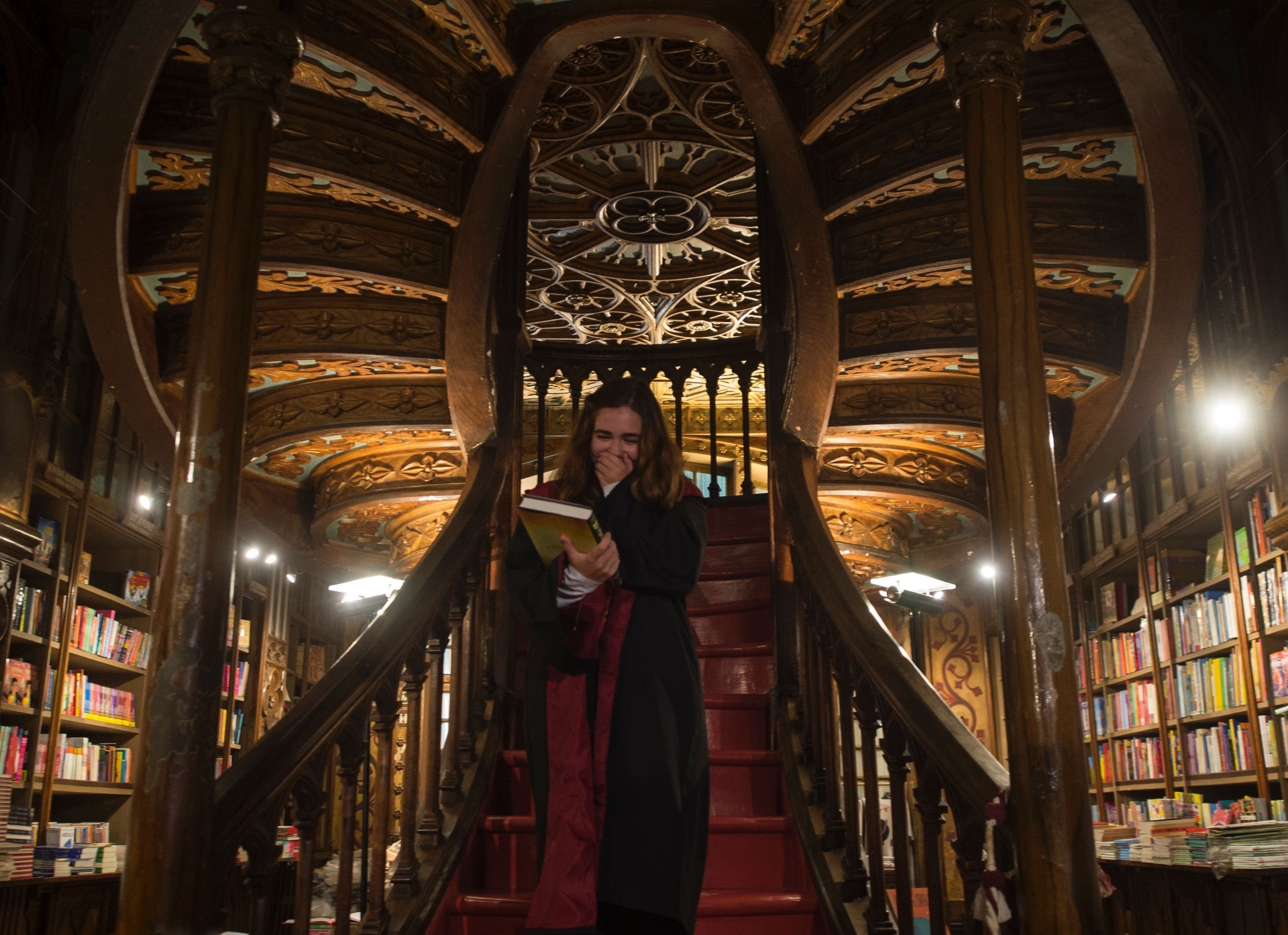 A livraria é decorada com em madeira e vitrais azuis, vermelhos e amarelos, imensas estantes repletas de livros recobrem todas as paredes da livraria - Miguel Riopa/AFP