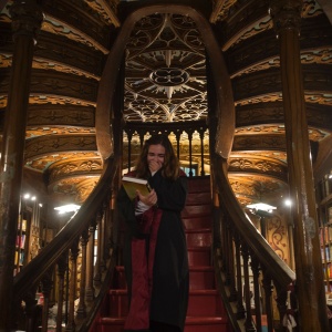 A livraria é decorada com em madeira e vitrais azuis, vermelhos e amarelos, imensas estantes repletas de livros recobrem todas as paredes da livraria - Miguel Riopa/AFP