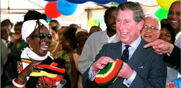 Rita Marley ao lado do príncipe Charles durante uma visita do britânico à Jamaica; ilha foi colônia britânica até 1962 - Getty Images - Getty Images