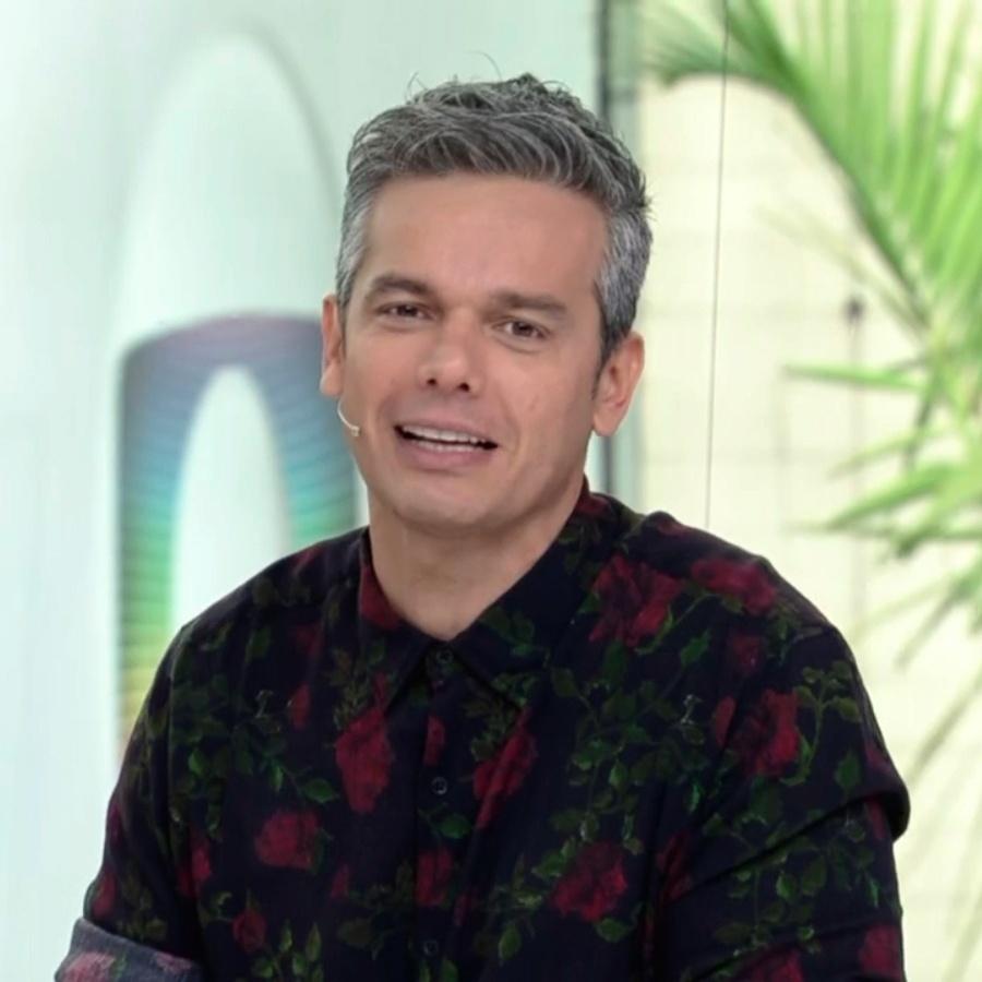 Peças de figurino mais pedidas da Globo em setembro - A camisa preta com estampa orida, usada pelo apresentador Otaviano Costa, no Vídeo Show, do dia 07/09, é da Osklen - Reprodução/Globo