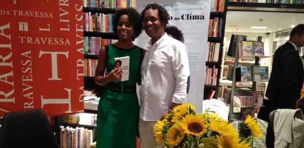 22.nov.2016 - Maju Coutinho lança livro no Rio de Janeiro e posa com o marido, Agostinho Paulo Moura - Marcela Ribeiro/UOL - Marcela Ribeiro/UOL