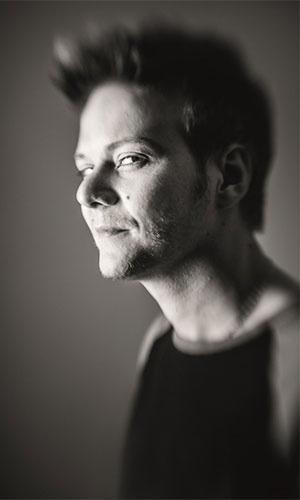 Ao ser entrevistado pela revista Sexy, em 2013, Teló revelou como começou a namorar a atriz. "Eu tinha acabado de me separar e estava naquela fossa. Ao mesmo tempo, minha música era aquela coisa maior do mundo. Foi um contraste. A Thaís eu conheci por coincidência. Fiz um show no Carnaval no interior de São Paulo e, naquela correria, a gente acabou se encontrando". - Gui Gomes/Divulgação