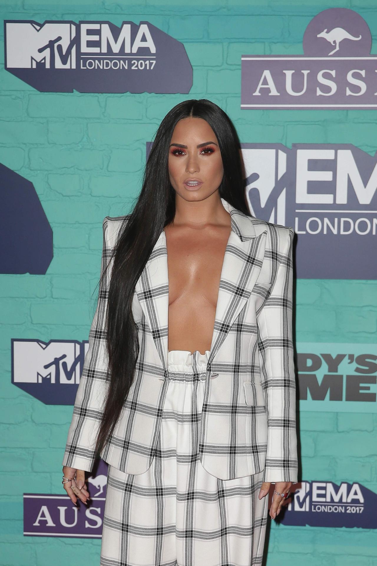 Sem sutiã, Demi Lovato posa de paletó e calça xadrez no tapete vermelho do EMA (Europe Music Awards), premiação da MTV realizada na arena de Wembley, em Londres - Daniel Leal-Olivas/AFP