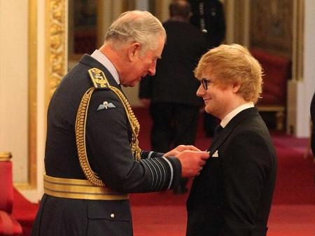 Príncipe Charles condecora o cantor Ed Sheeran - Getty Images