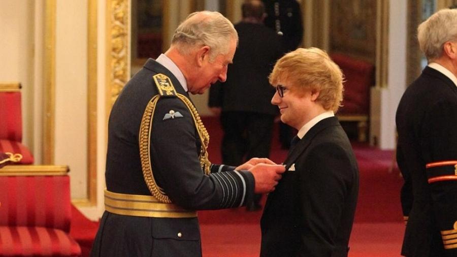 Príncipe Charles condecora o cantor Ed Sheeran - Getty Images