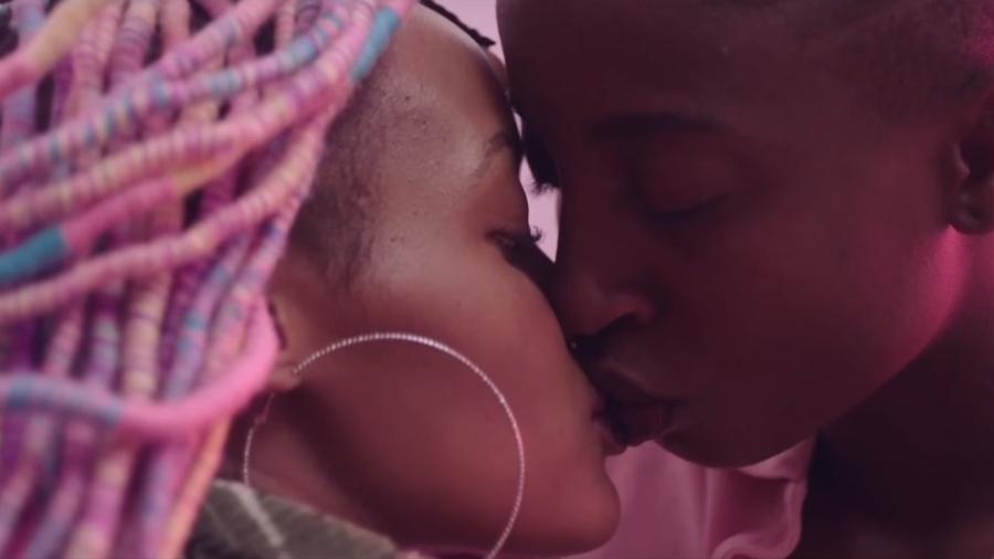 Cena do filme "Rafiki", que foi proibido no Quênia por mostrar um relacionamento homossexual - Reprodução