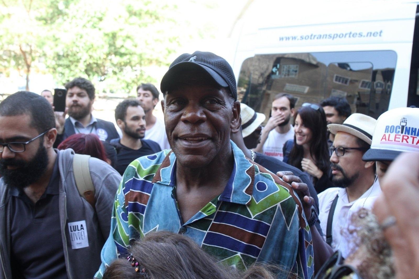 O ator americano Danny Glover esteve na favela da Rocinha - AgNews