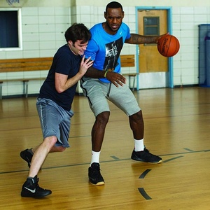 LeBron James e Bill Hader em cena de "Descompensada" (2015) - Reprodução