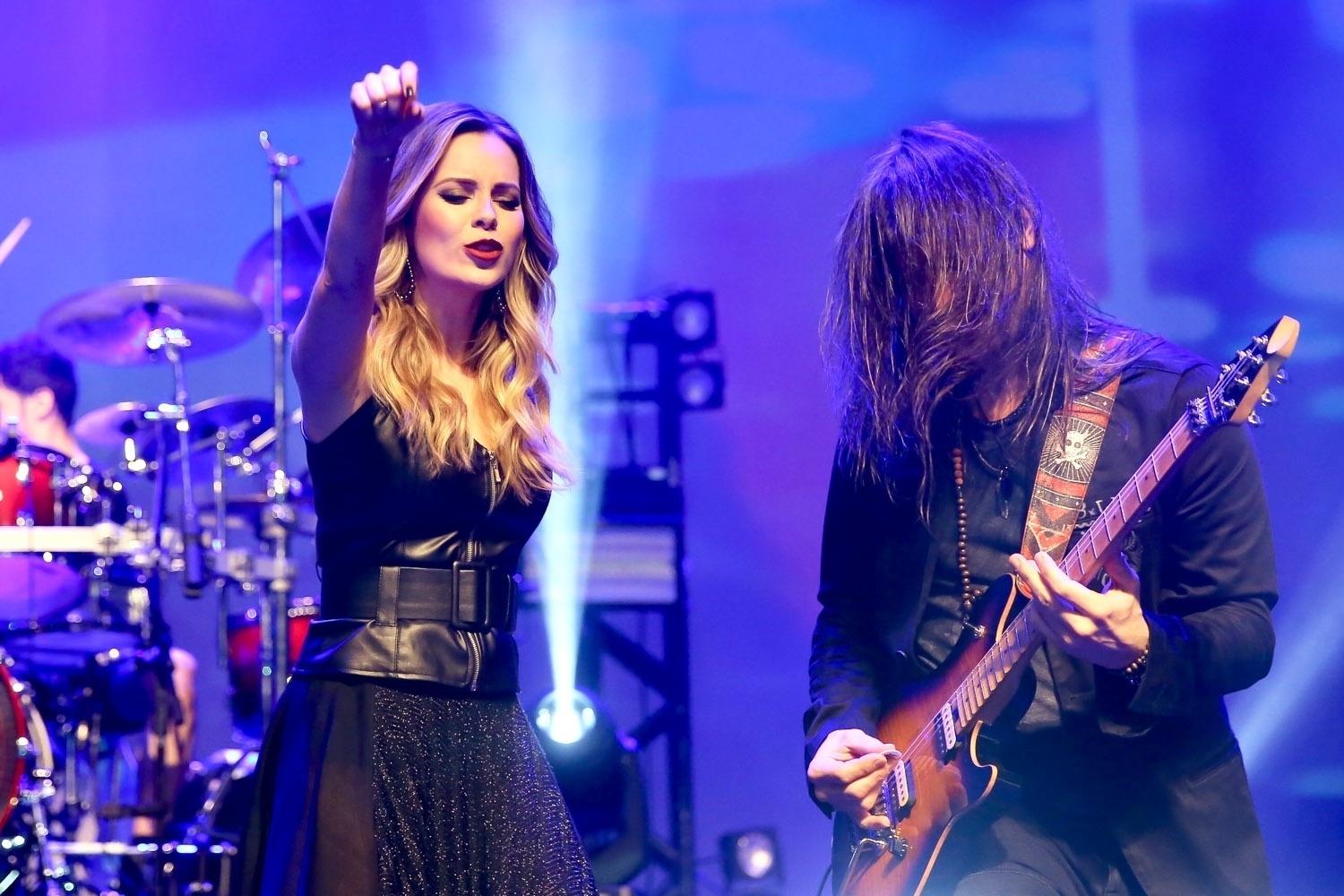 Sandy participa da gravação do DVD da banda Angra, em São Paulo. A parceria acontece na música "Black Widow's Web", do álbum "ØMNI" - Manuela Scarpa/Brazil News