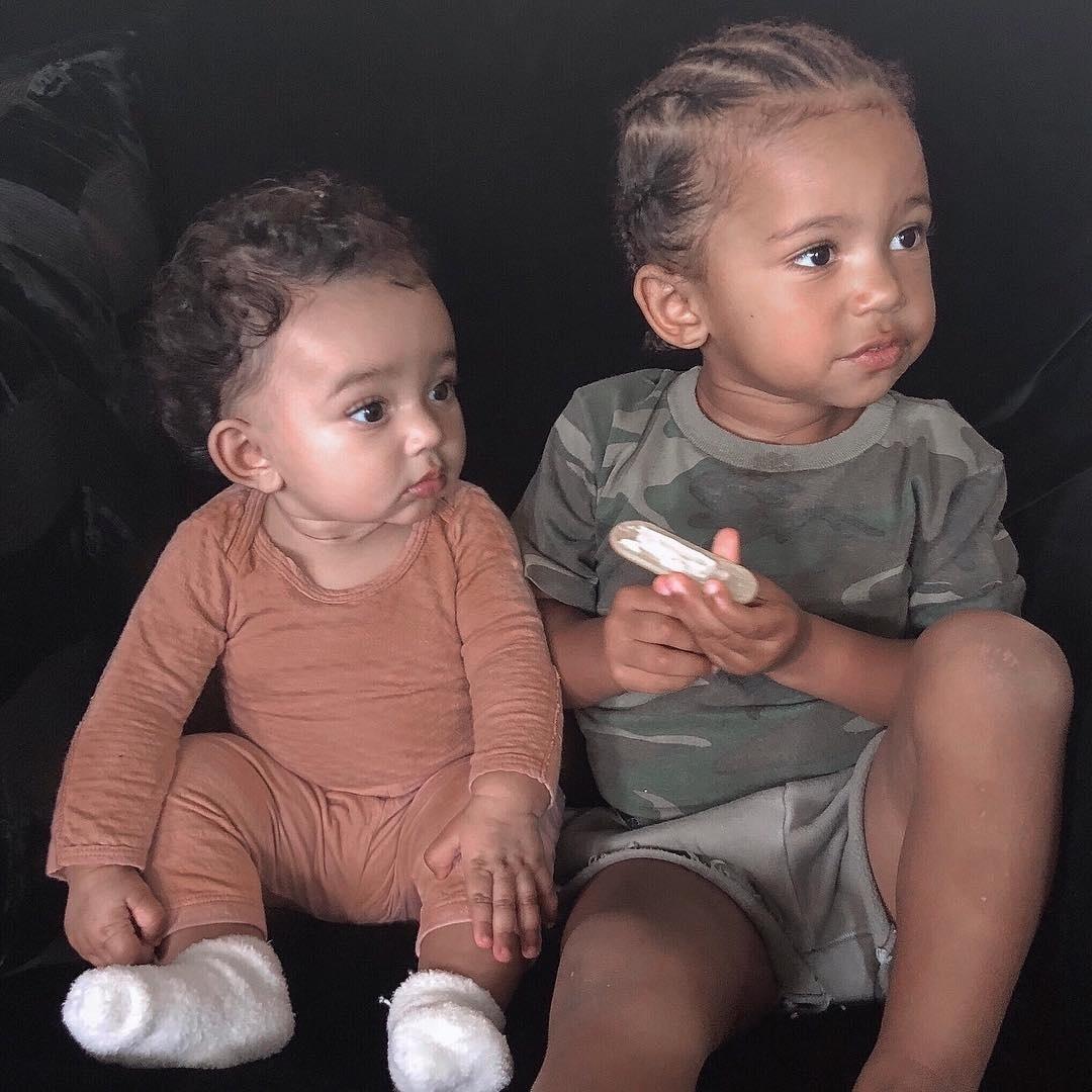 Chicago com o irmão mais velho, Saint West - Reprodução/Instagram