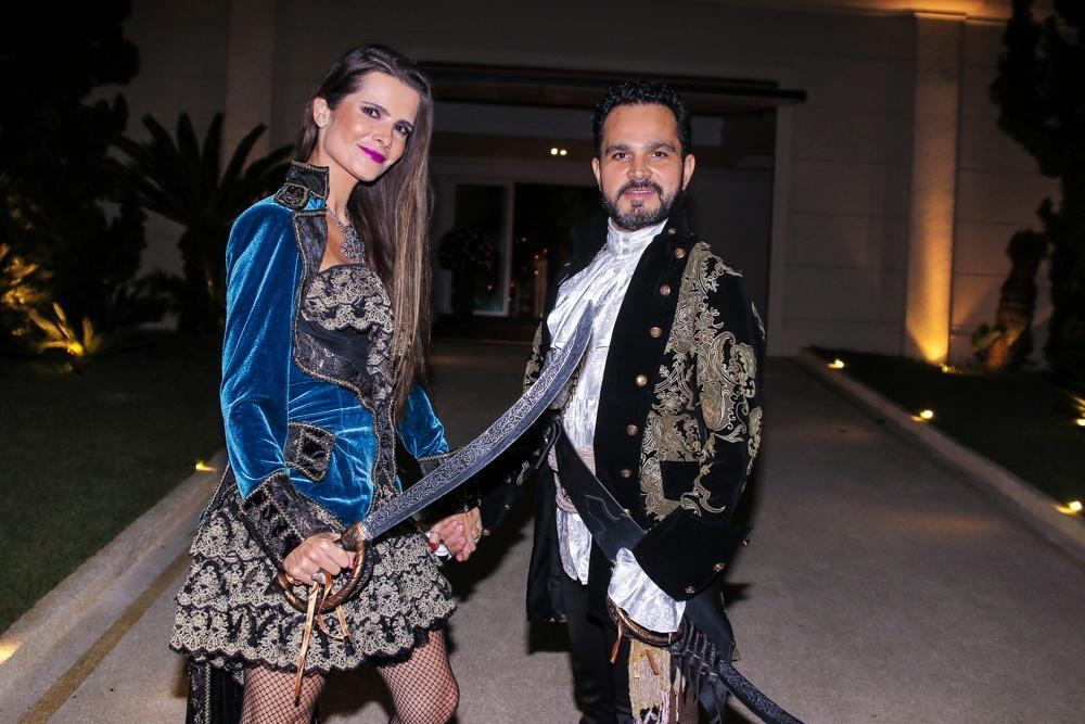 Luciano Camargo, irmão de Zezé, chega à festa acompanhado da esposa - Thiago Duran/AgNews