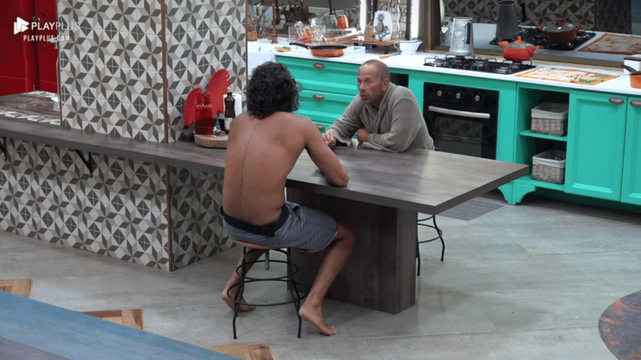 João Zoli e Rafael Ilha conversam na cozinha - Reprodução/PlayPlus