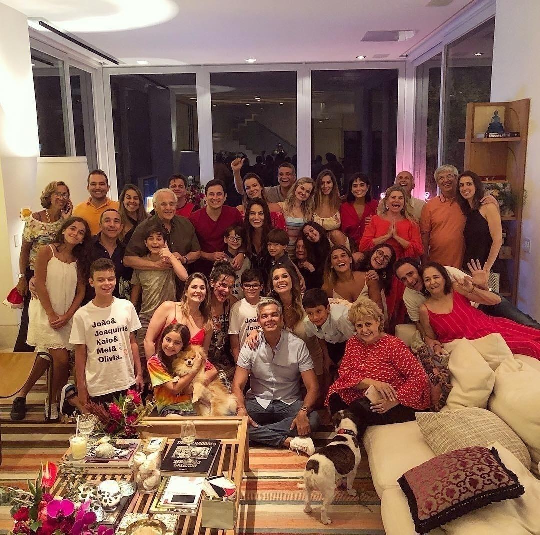 Giulia Costa, filha de Flávia Alessandra, postou foto com o padrasto Otaviano Costa, a irmã Olívia e a família gigante - Reprodução/Instagram