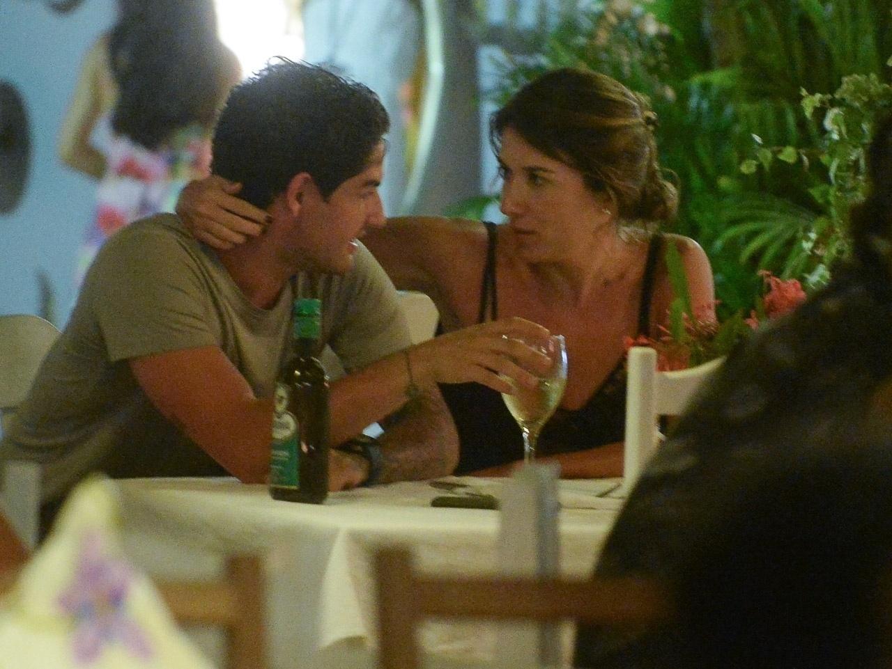 Rebeca Abravanel e Alexandre Pato foram fotografados juntinhos em Trancoso - Francisco Cepeda/AgNews