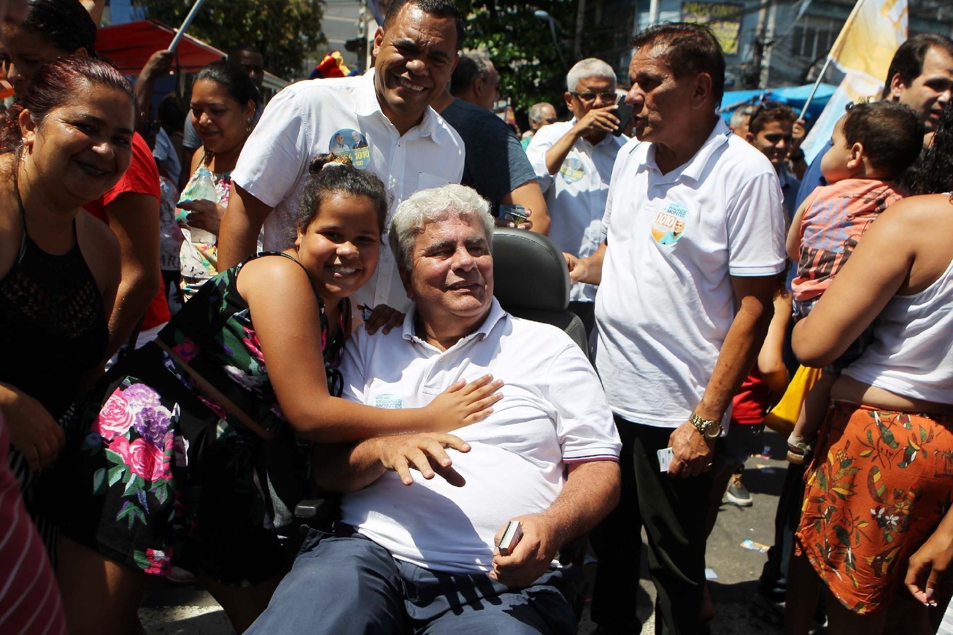 Wagner Montes durante campanha política pelas ruas de Duque de Caxias (RJ), em 2018 - Carlos Arthur/Futura Press/Folhapress