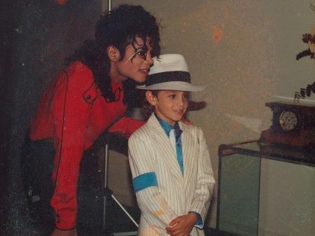 Wade Robson posa com Michael Jackson em imagem de arquivo - Reprodução