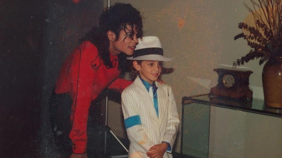 Wade Robson posa com Michael Jackson em imagem de arquivo - Reprodução