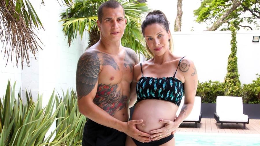 Lizi Benites, grávida de sete meses do segundo filho, e o marido Wanderson Cardoso, o Galego - Thais Aline/ Agência Fio Condutor
