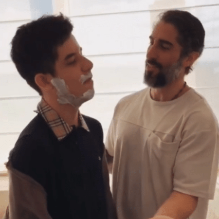 Marcos Mion faz a barba de Romeo, seu filho mais velho - Reprodução/Instagram