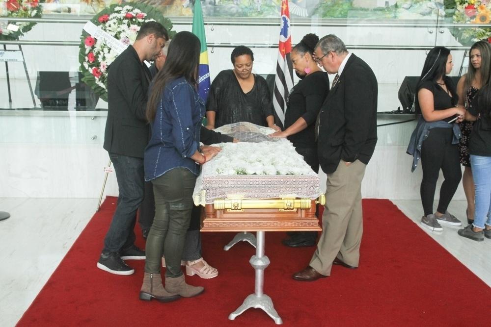 Familiares e amigos se despedem de Deise na Assembleia Legislativa de São Paulo - Amauri Nehn/Brazil News