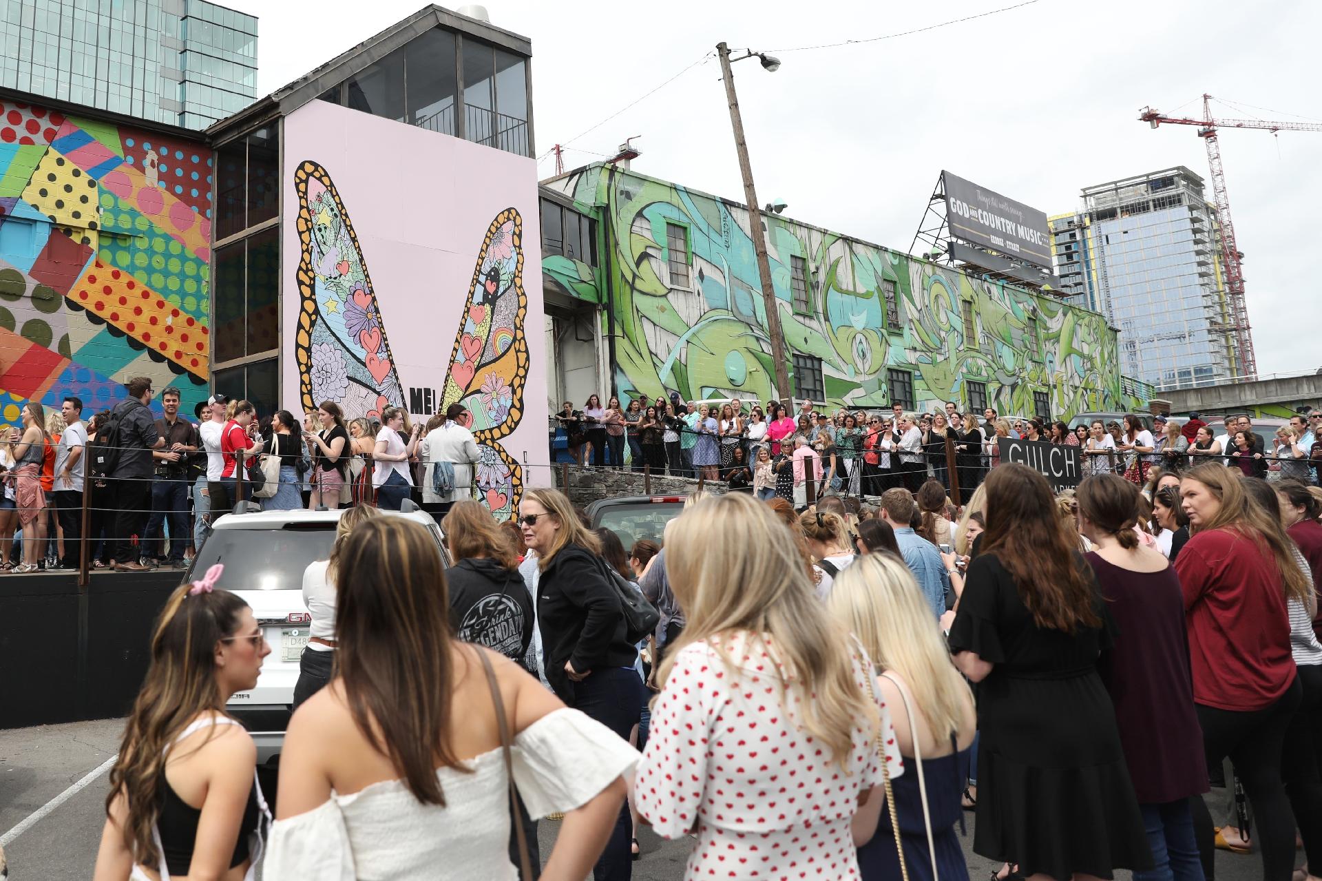 O local foi tomado por fãs de Taylor Swift, atraídos pelo mural que divulga a nova música da cantora - Leah Puttkammer/Getty Images