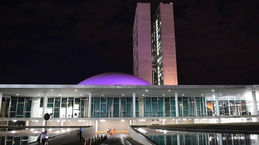 A cúpula do Senado é iluminada com a cor lilás para lembrar os 13 anos da Lei Maria da Penha - Roque de Sá/Agência Senado