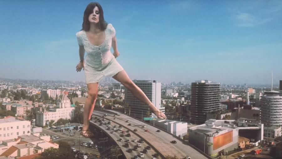 Cuidado, Lana! Cantora norte-americana surge gigante no clipe "Doin" Time" - Reprodução/YouTube